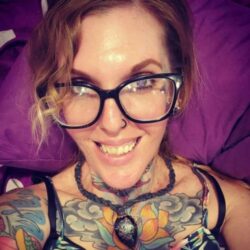 Verrückt mit vielen Tattos und Sex gierig
